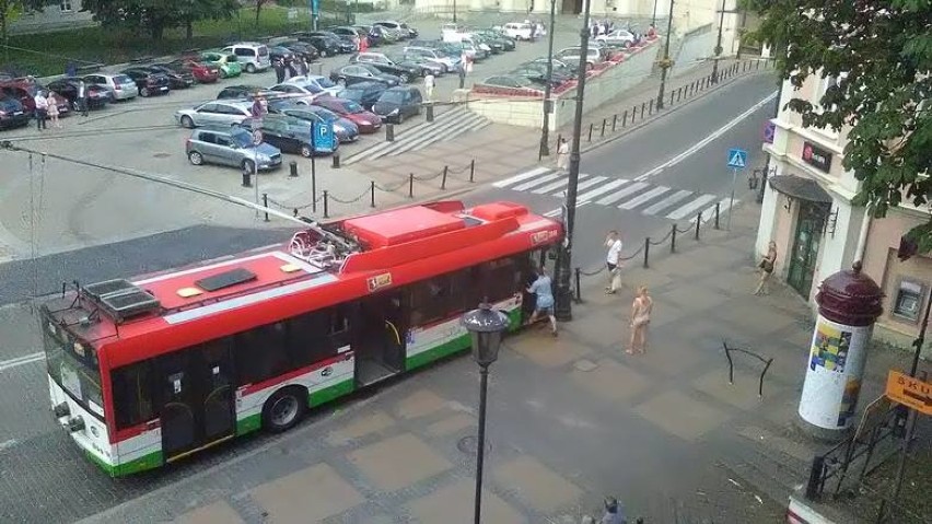 W sobotę (25 czerwca) trolejbus wjechał w latarnię przy...