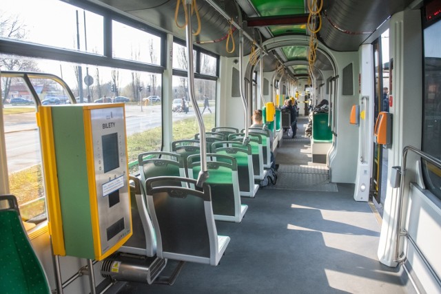 Frekwencja w tramwajach i autobusach MPK Poznań spadła o ponad połowę.