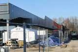 Będzie nowy park handlowy w Bytomiu na Chorzowskiej - budowa już na finiszu. Zobacz zdjęcia. Wcześniej znajdowało się tu Tesco