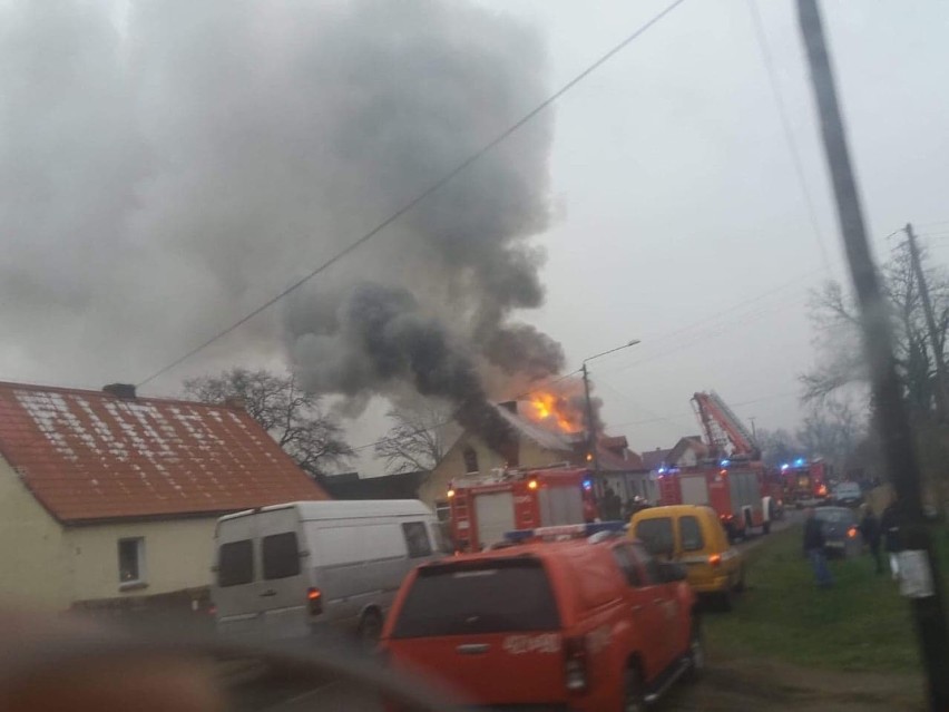 Spłonął dom,  w którym mieszkała 13-osobowa wielopokoleniowa...