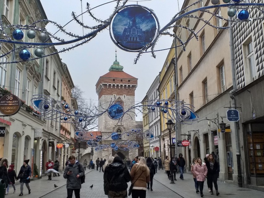 Kraków przygotowuje się na Boże Narodzenie. Stanęła choinka, w piątek zacznie się przedświąteczny kiermasz
