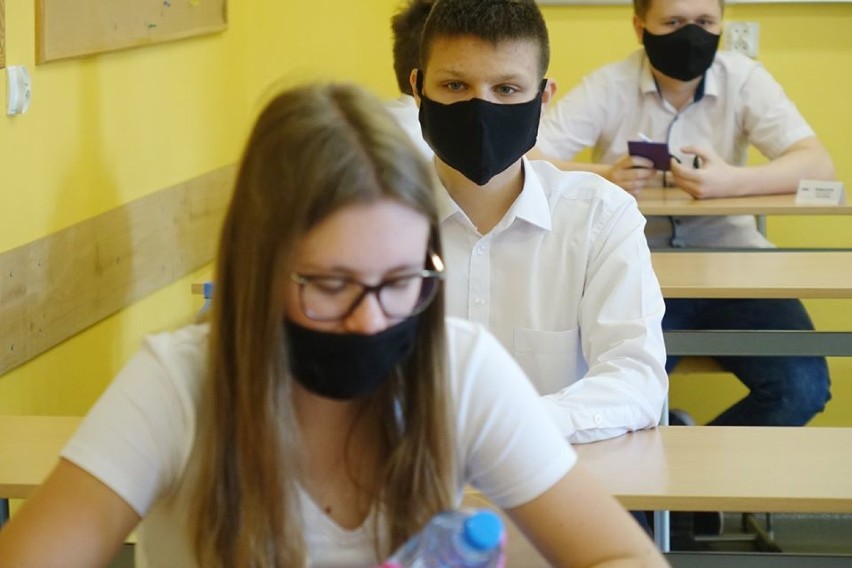 Egzamin klas ósmych w szkołach w Domiechowicach i w gminie Szczerców