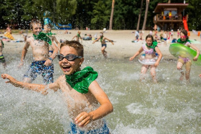 Na plaży w Borównie plażowiczów coraz więcej. Wielu szuka ochłody w wodzie. Dla dzieci, które rozpoczęły wakacje, oraz urlopowiczów to prawdziwy czas relaksu.