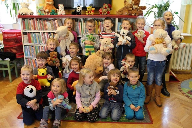 Święto pluszowego misia we Wrześni. Na zdjęciach dzieci z klasy 0b z SSP nr 2.