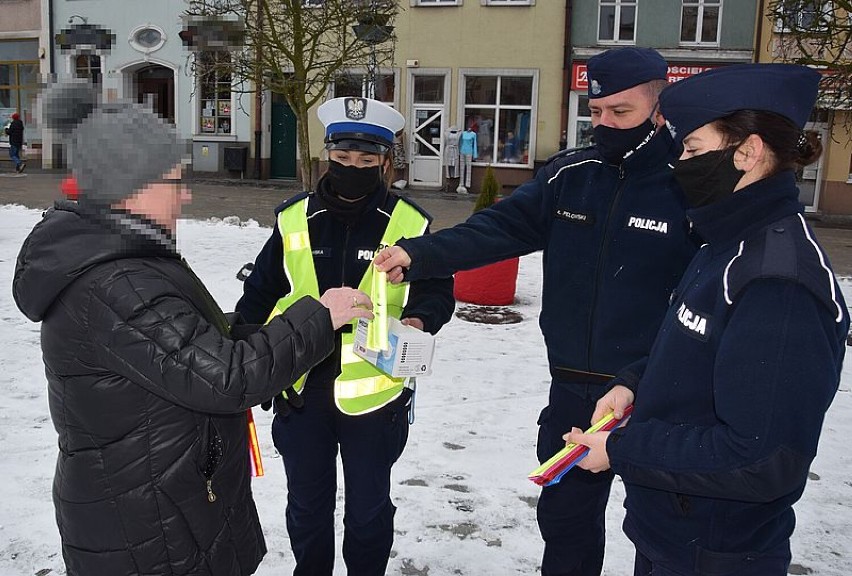 Policjanci z komendy w Pucku rozdawali prezenty z okazji Dnia Babci. Były odblaski, maseczki, życzenia oraz porady | ZDJĘCIA