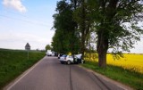 Wypadek na drodze wojewódzkiej w gminie Sztum. Zderzyły się dwa auta, jeden z nich wjechał też drzewo
