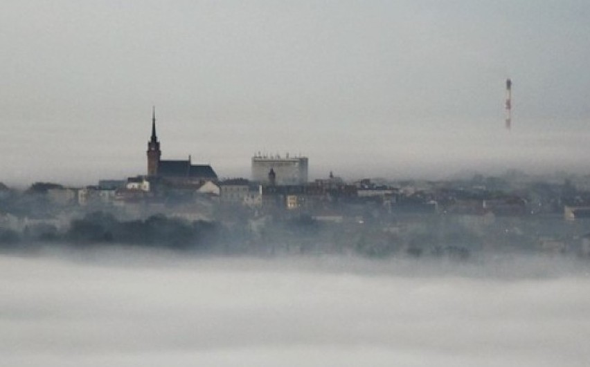 Wyłaniający się z grudniowej mgły Tarnów wygląda na...