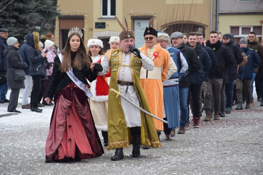 Maturzyści z Kędzierzyna-Koźla zatańczyli wspólnie poloneza