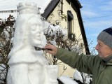 Henryk Foks z Żor znowu wszystkich zaskoczył. W śniegu wyrzeźbił postać św. Barbary. Towarzyszą jej też inne figury. Zobacz ZDJĘCIA