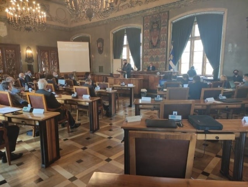 Na sesji Rady Miasta Krakowa trwa dyskusja na temat igrzysk...
