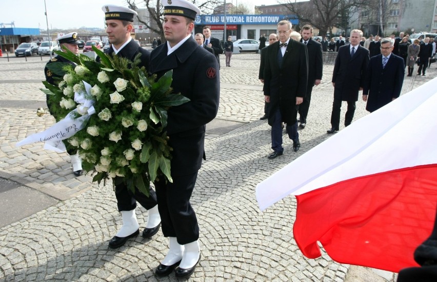 Prezydent Estonii w Gdańsku.Toomas Hendrik Ilves złożył wieniec pod Pomnikiem Poległych Stoczniowców