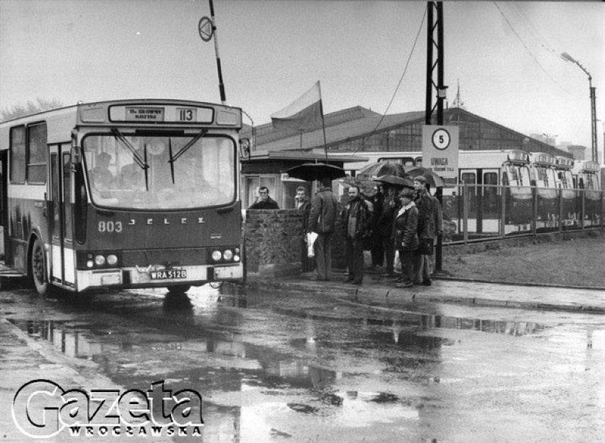 WROCŁAW 22.10.1981 .
PODPIS POD ZDJĘCIEM " O GODZINIE 14.45...