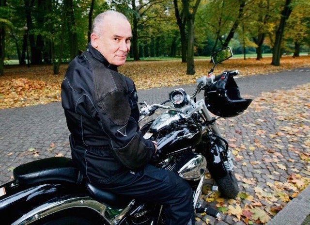 Tadeusz Dziuba z Prawa i Sprawiedliwości nie ma imponującego majątku, ale za to oryginalną pasję. W garażu trzyma motor suzuki z 2007 roku, którym jeździ wraz z żoną