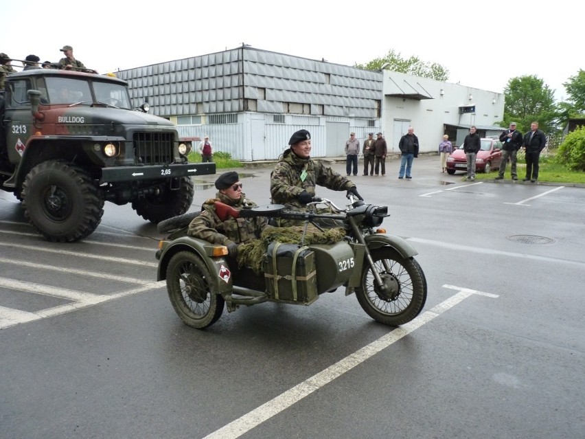 Zlot Pojazdów Militarnych Wapienniki 2012: Parada i pokaz w Radomsku [ZDJĘCIA+FILM]