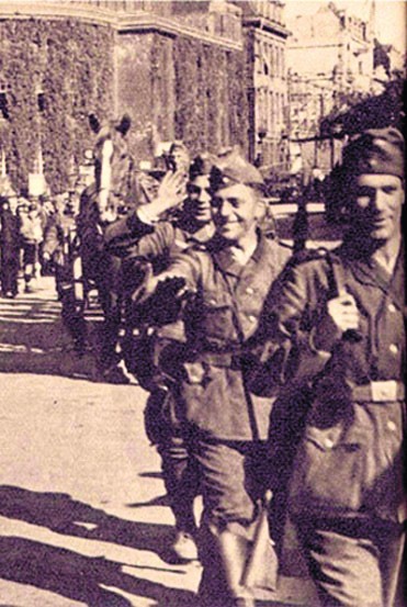 4 września 1939 r. w Katowicach - jedni Ślązacy witają wojska niemieckie, inni są gnani ul. 3 Maja
