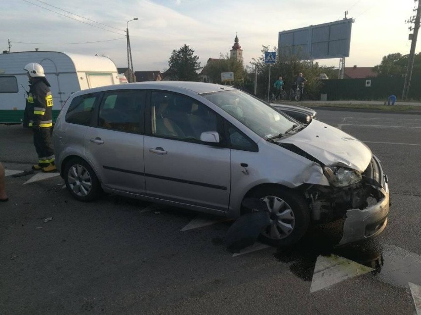 Wypadek w Łebczu: na krzyżówce zderzyły się trzy samochody