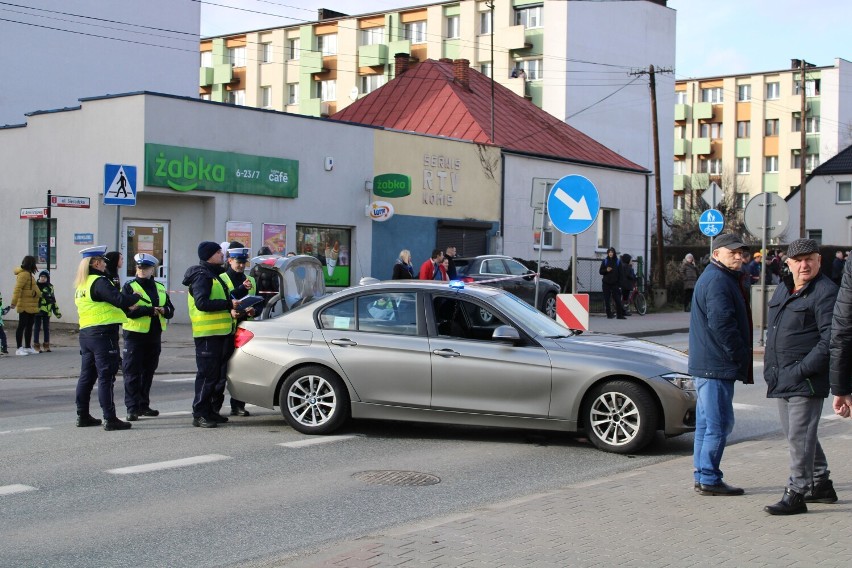 Śmiertelny wypadek na ul. Sieradzkiej w Wieluniu. 39-latek jadący hulajnogą potrącony przez porsche