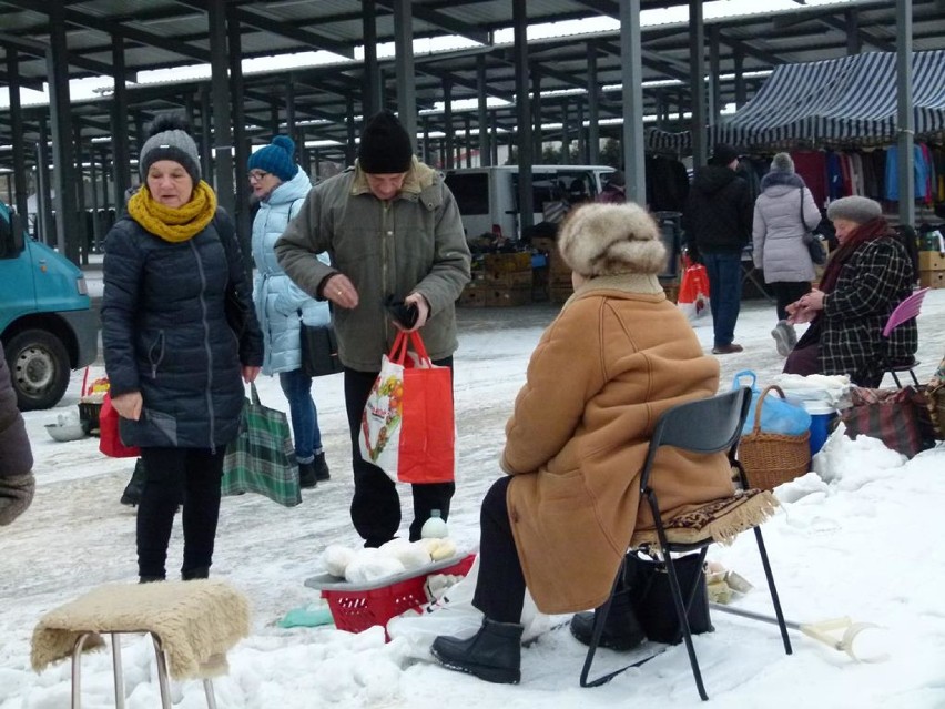 Zimowe zakupy na miejskim targowisku w Zduńskiej Woli