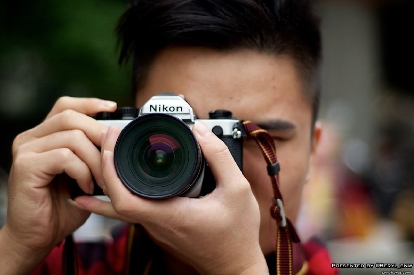 Chiński turysta z aparatem fotograficznym jest znanym...