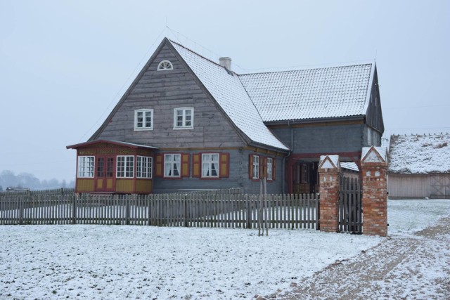 Zima wdarła się do skansenu Muzeum Etnograficznego w Wielkiej Nieszawce. Zobaczcie, jak na przełomie XVIII i XIX wieku wyglądały Święta Bożego Narodzenia i zima na wsi.

Zobacz także:Choinki w Toruniu: ceny. Gdzie kupić najtaniej?
Pogoda na święta Bożego Narodzenia w Toruniu 2018.