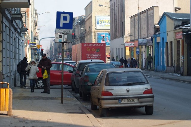 Czy pozostawimy auto tym znakiem, czy przed nim - bilet parkingowy i tak trzeba wykupić.