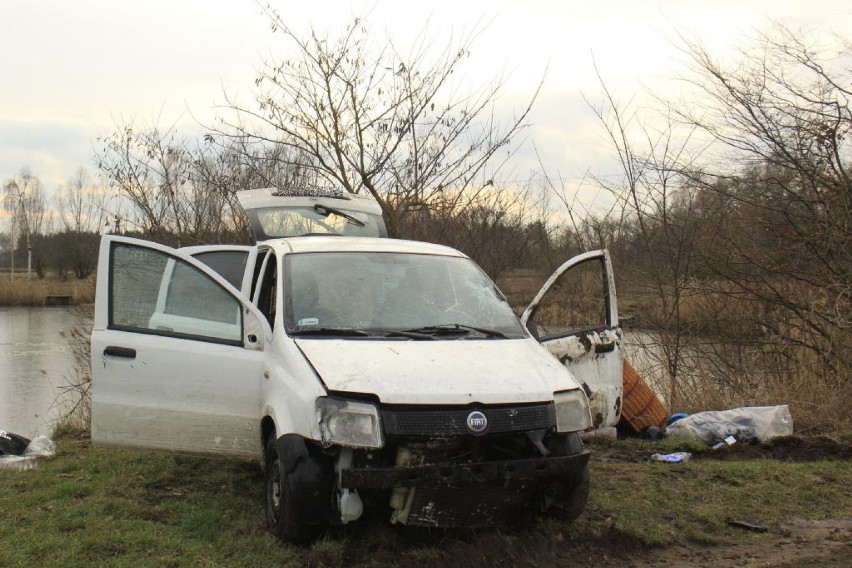 Skradziony samochód porzucony w stawie w Grabowie