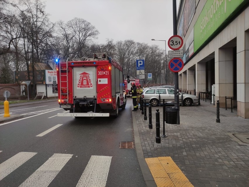 Pożar w galerii handlowej w Lublinie. Na miejscu pracowało pięć zastępów straży pożarnej