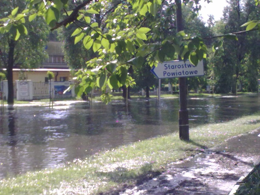 Całkowicie zalana ulica Krasickiego w Będzinie