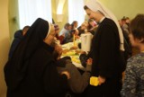 Bezdomni i samotni z Poznania zjedli śniadanie wielkanocne przygotowane przez Caritas [ZDJĘCIA]