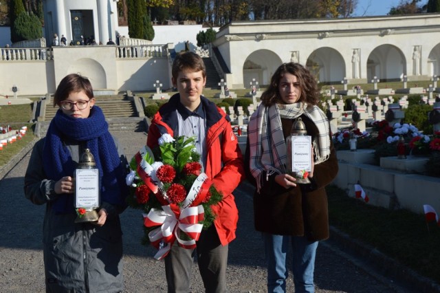 Uczniowie z Łodzi 100-lecie Niepodległej świętowali na Cmentarzu Orląt Lwowskich