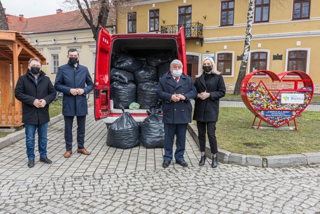 20 worków wypełnionych nakrętkami to efekt zbiórki z ostatnich dwóch miesięcy. Przewieziono je busem z Wojnicza  do Jadownik