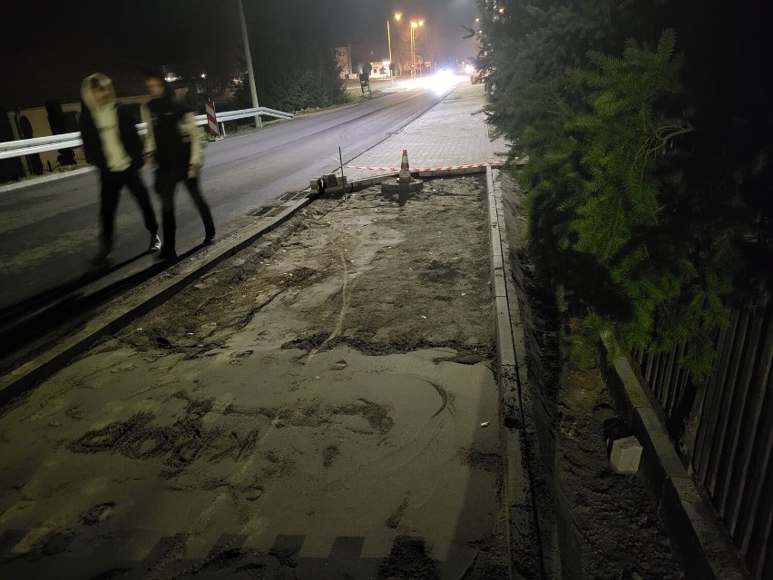 Ulica Antoniewska w Skokach z dziurą w chodniku. Piesi muszą iść jezdnią