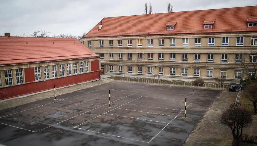Na zdjęciu budynek IX Liceum Ogólnokształcące im. Krzysztofa...