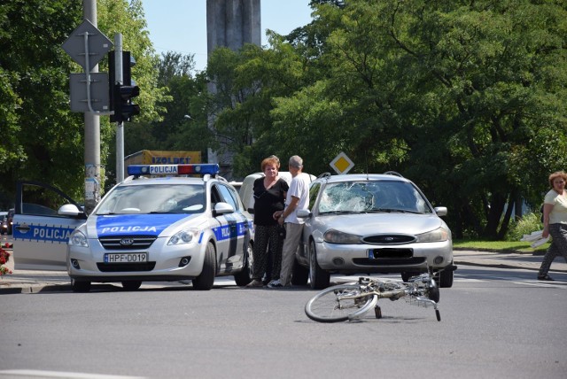 Rowerem pod koła samochodu osobowego wjechał 64-letni rowerzysta ze Skierniewic. Odniósł lekkie obrażenia i został odwieziony do szpitala.