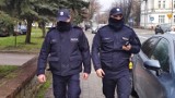 Protest policjantów w Piotrkowie. Wielu funkcjonariuszy KMP Piotrków na zwolnieniach L4. Panuje "psi COVID", wirus SarsDog2 - żartują