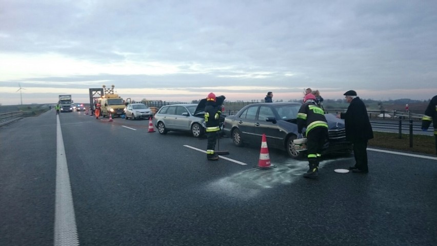 Na autostradzie zderzyło się pięć pojazdów [zdjęcia]