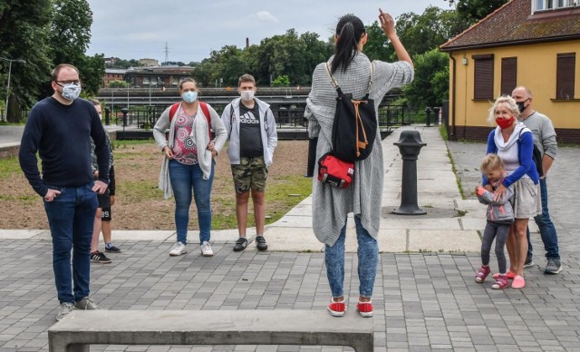 Na spacer śladem starego Kanału Bydgoskiego do piątej śluzy zabrał na wycieczkę zainteresowanych mieszkańców przewodnik Projektu Zabytek.