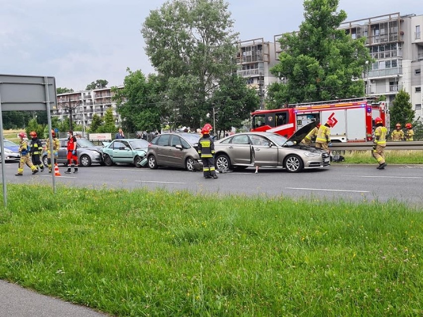 Kraków. Poważny wypadek na ulicy Wielickiej. Lądował śmigłowiec LPR [ZDJĘCIA]