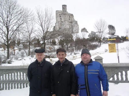 Od lewej Stanisław Baryła, Józef Myga i Stefan Skowronek, członkowie wspólnoty twierdzą, że sprzedaż zamku to szansa dla rozwoju wsi.