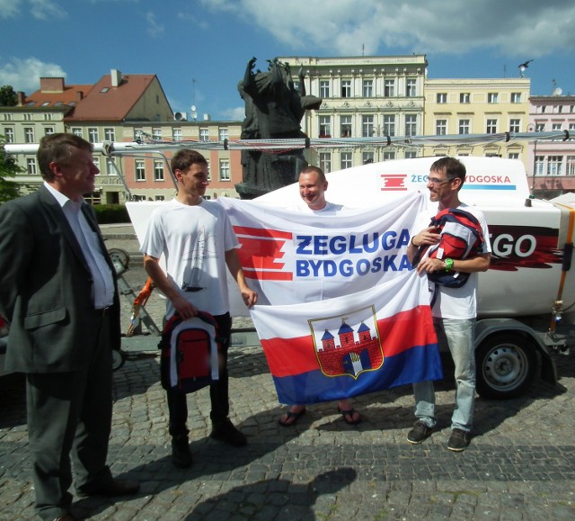 Prezydent Bydgpszczy podarował  flagę Bydgoszczy i plecak na medale bydgoskim żeglarzom startującym w Żeglarskich Mistrzostwach Świata w klasie Micro.