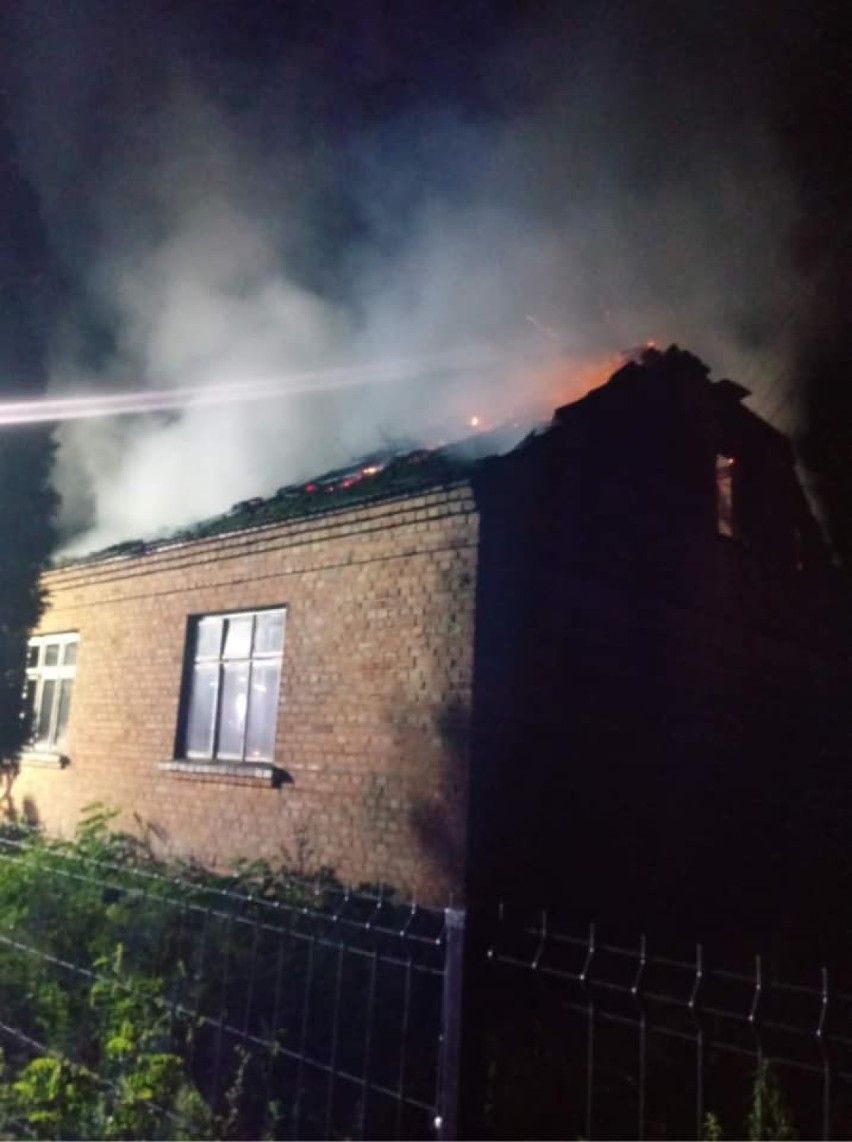 Pożar domu w Czempiszu. Interweniowało sześć jednostek straży pożarnej. ZDJĘCIA