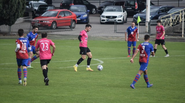 Denis Maćkowiak (przy piłce) strzelił 5 goli w meczu z Obrą Zbąszyń