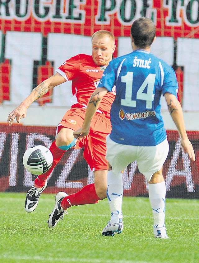 Piłkę wybija widzewiak Wojciech Szymanek.