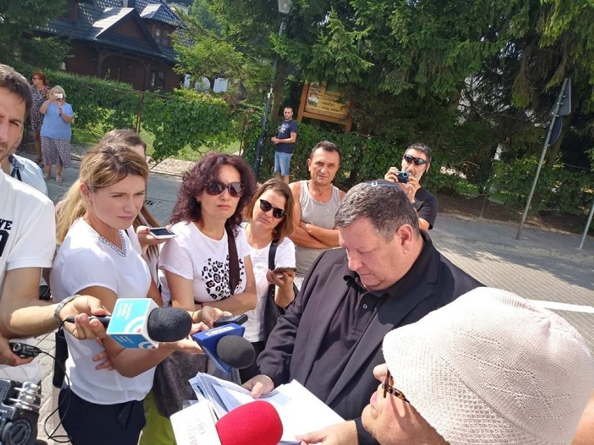 Początek roku szkolnego w Kazimierzu Dolnym i protest. "Dzieci grają na kościach zmarłych" 