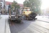 Drogowcy wylewają asfalt na pl. Słowiańskim i ul. Wjazdowej w Legnicy