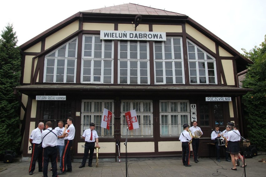 Zabytkowa lokomotywa dotarła na stację Wieluń-Dąbrowa. Obchody 90-lecia linii kolejowej ZDJĘCIA, WIDEO