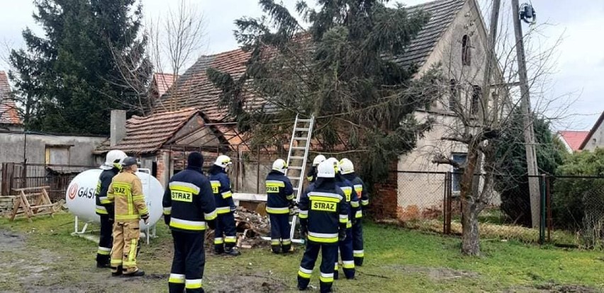 Drzewo przechylone na dom w Buczynie