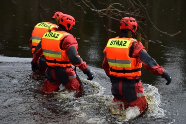 Kilkunastu strażaków z jednostek OSP Wrząca i Korzybie wzięło udział w ćwiczeniach, które odbyły się nad jeziorem Dudek w Ścięgnicy.