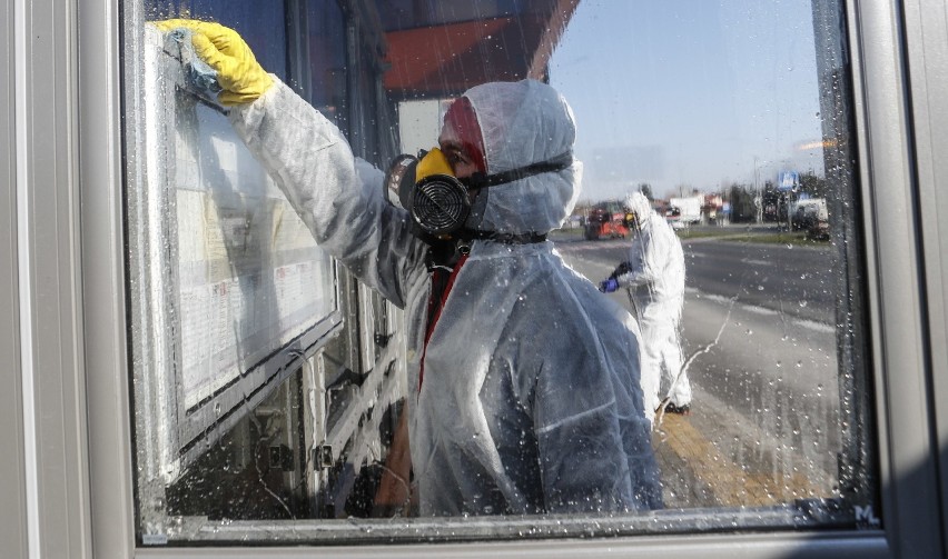 Tak wygląda proces dezynfekcji przystanków MPK Rzeszów.