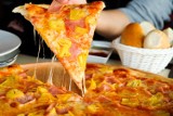 Pizza hawajska wzbudza wiele emocji. Robert Makłowicz uważa ją za świństwo i ma dość pytań na jej temat